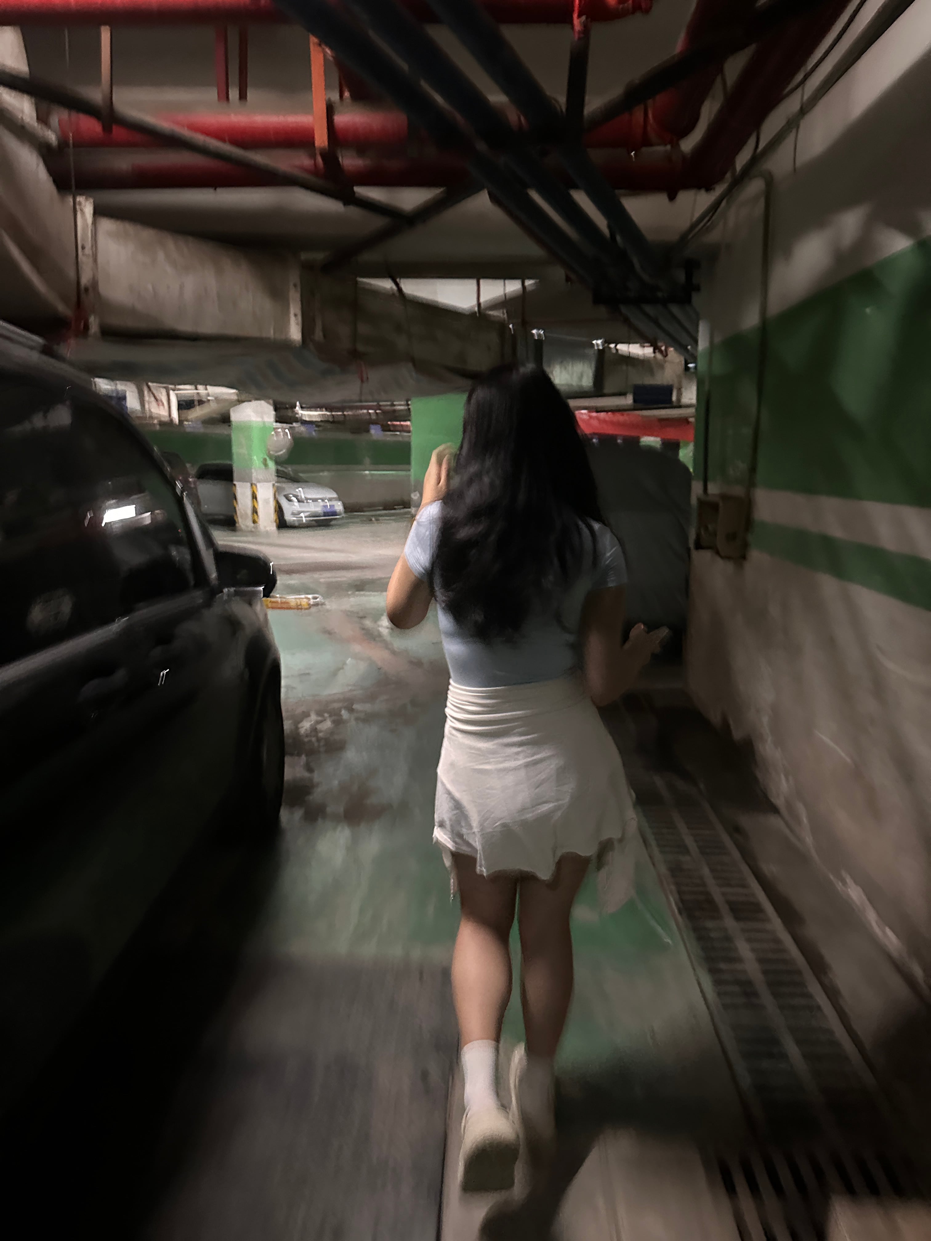 地下车库狂奔追车？不，是追电梯门！😅