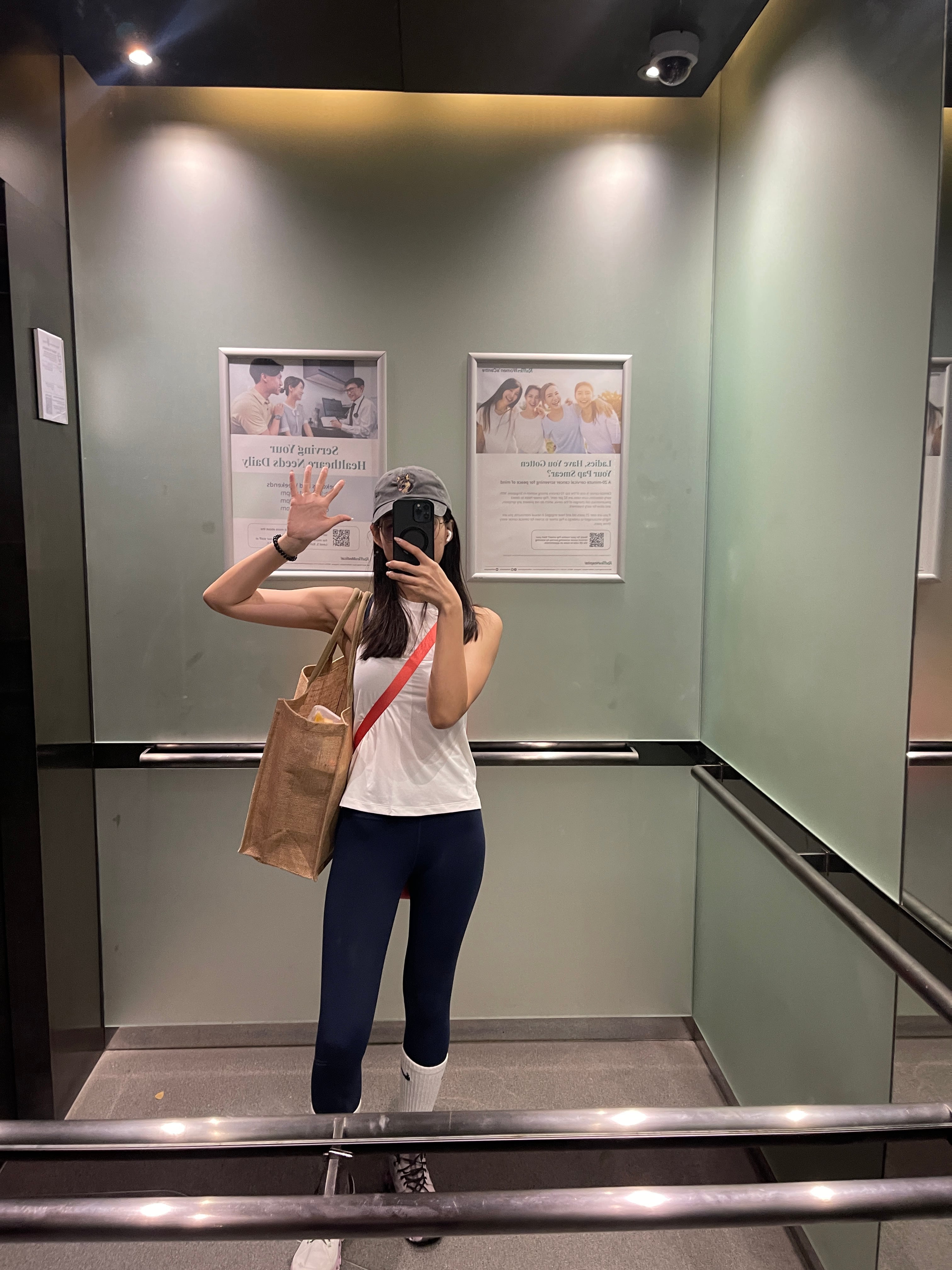 电梯自拍三连拍｜今天穿了白背心+深蓝legging，像在练瑜伽前的热身