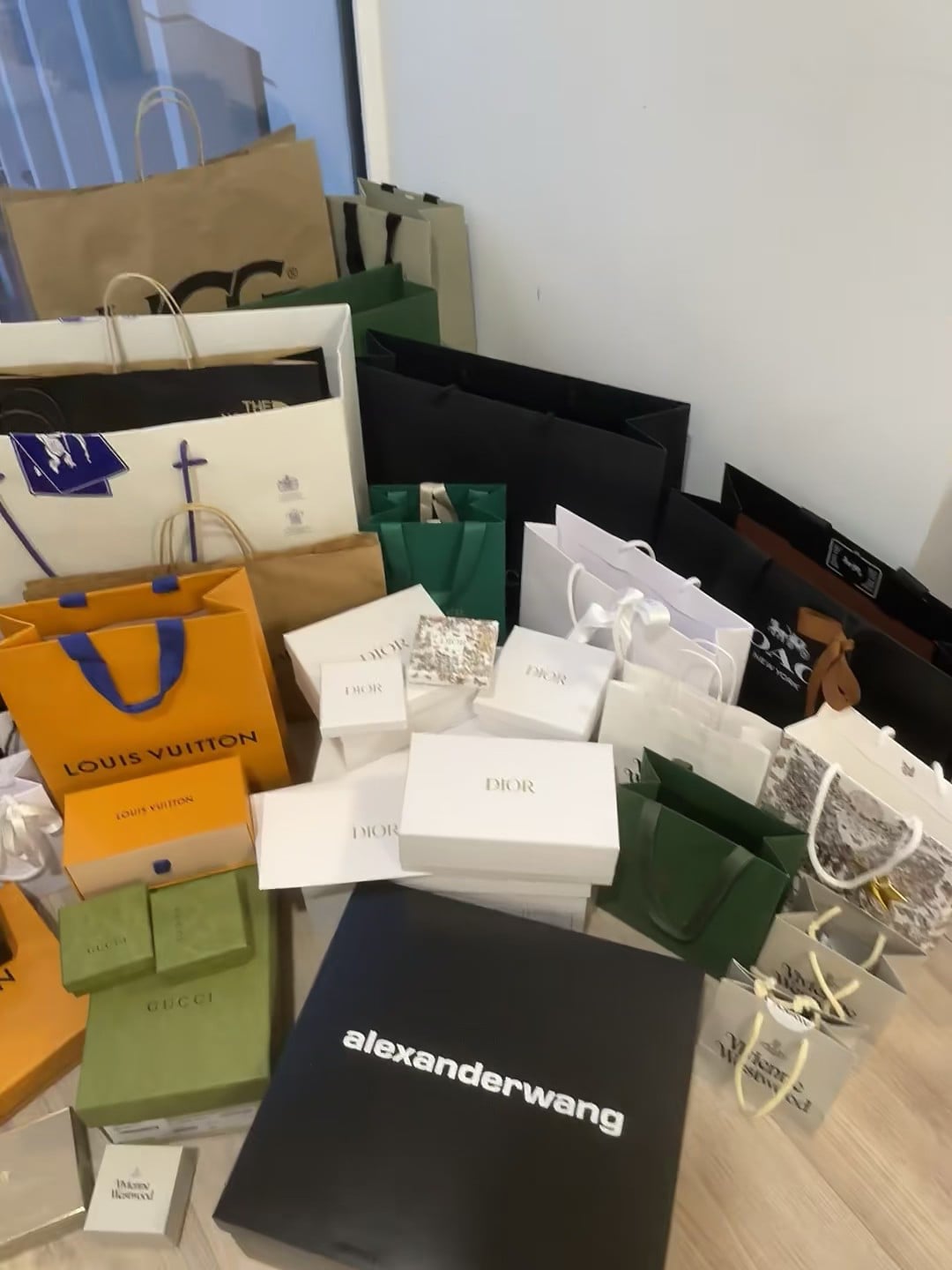 拆快递的快乐，像开盲盒但全是爱 💸 今天在公寓楼下捡到一堆奢侈品牌纸袋…